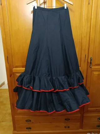 Falda Rociera Negra con Volantes Rojos