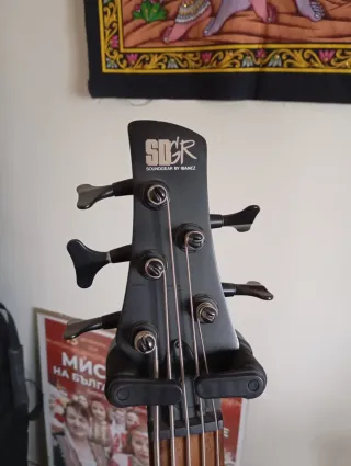 Bajo Eléctrico Ibanez SGSR605 (5 cuerdas)