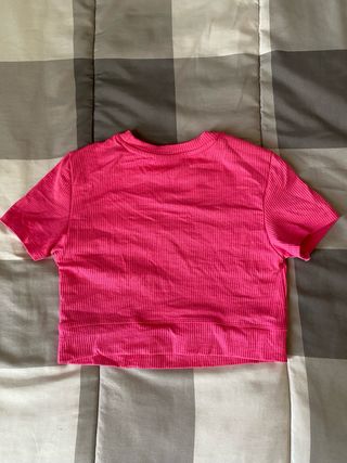 Top corto Bershka rosa acanalado