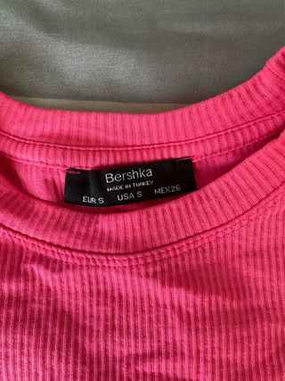 Top corto Bershka rosa acanalado