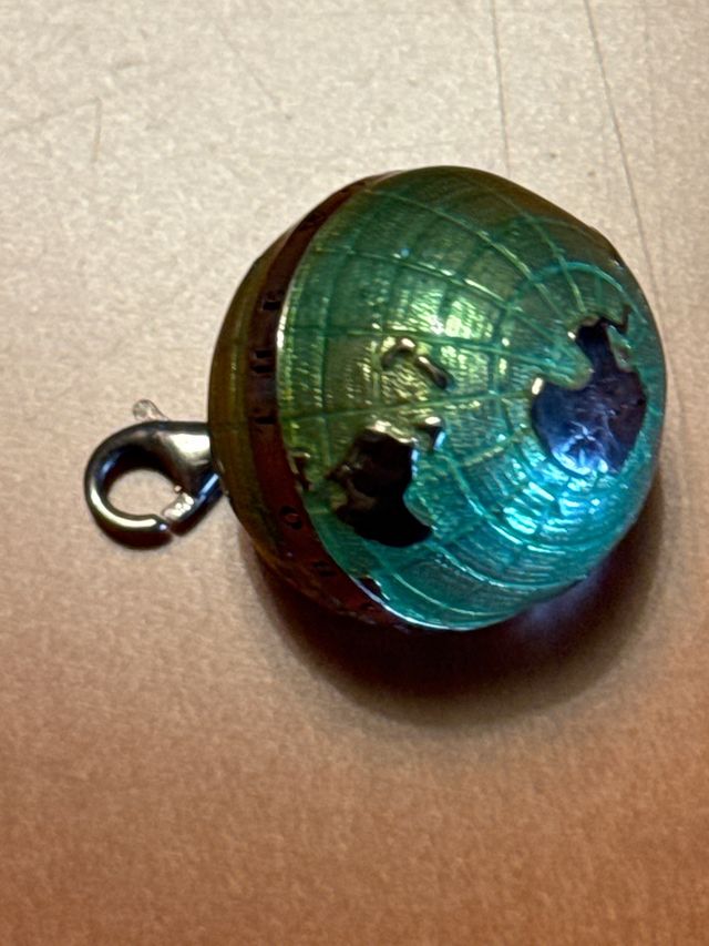 Colgante Bola del Mundo Plata y Esmalte