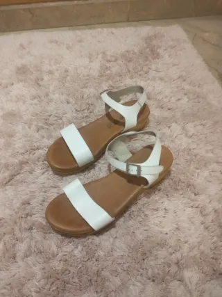 Sandalias blancas y marrones
