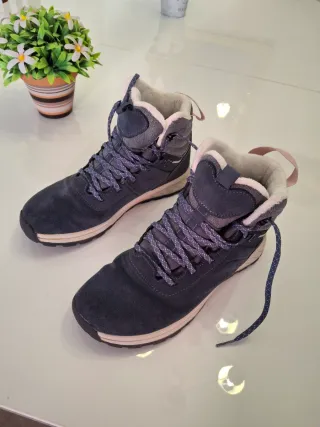 Botas invierno y pantalón trekking Quechua.