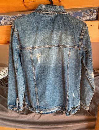 Cazadora vaquera desgastada