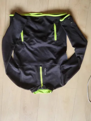 Chaqueta deportiva Kipsta negra y verde