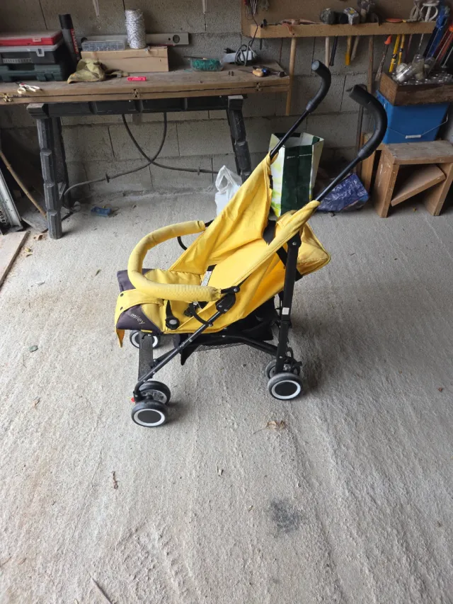 Silla de paseo amarilla