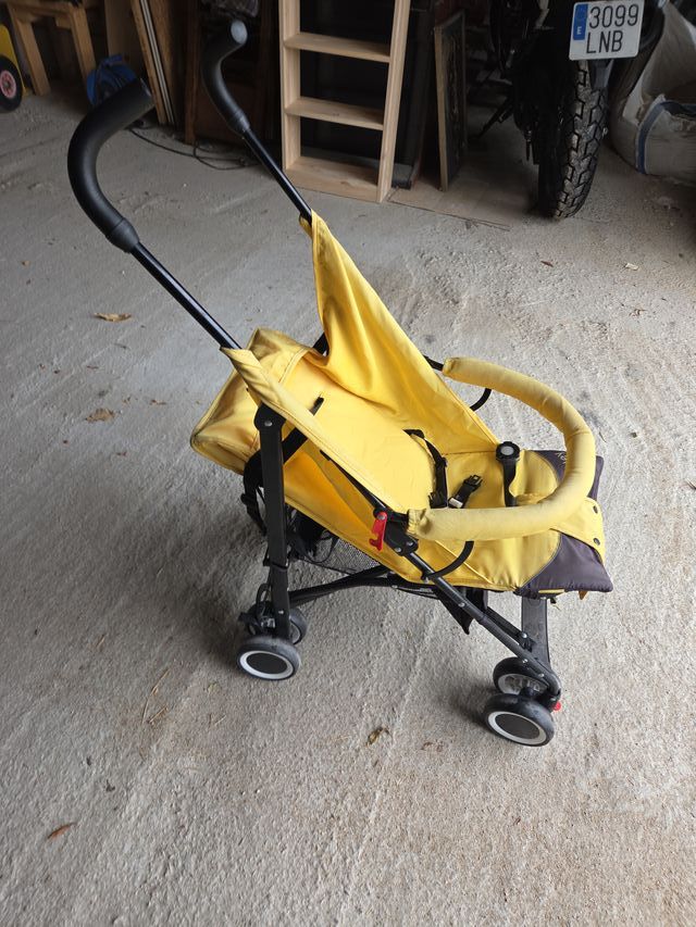 Silla de paseo amarilla