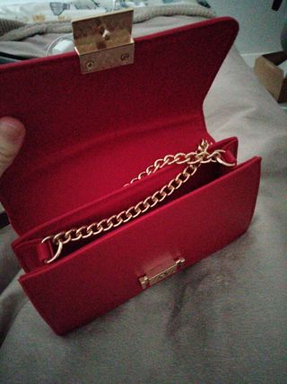 Bolso rojo Stradivarius con cadena dorada