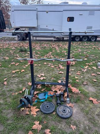 Rack de gimnasio con 2 barras y 2 pesas