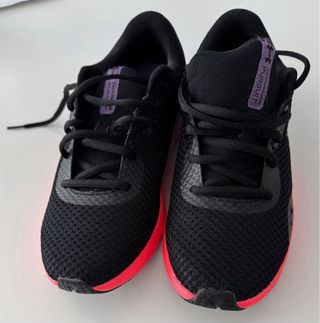 Zapatillas Under Armour Negras y Rosas