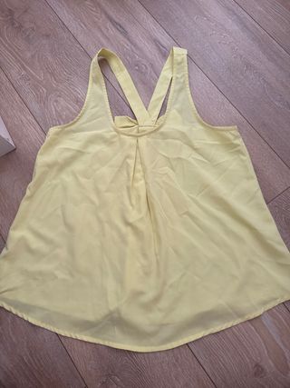 Camisa de tirantes amarilla con lazo