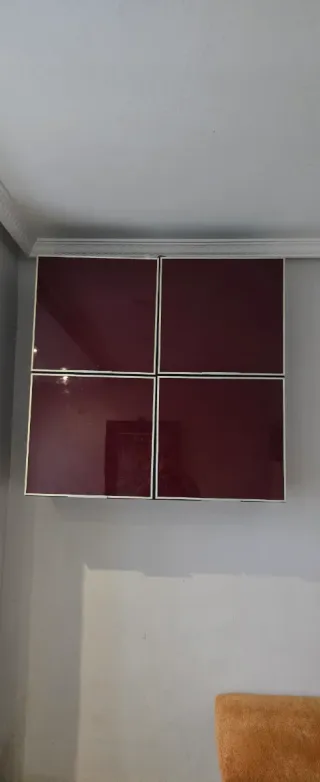 Mueble de pared rojo y plateado