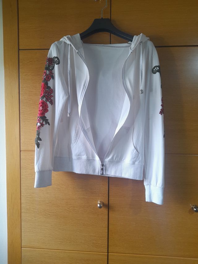 Sudadera blanca con flores talla M