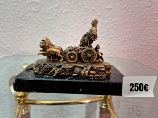 Figura carruaje con leones de bronce y mármol