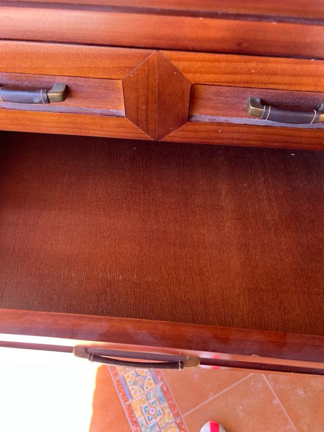 Mesita de noche de madera con mimbre