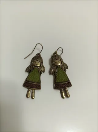 Pendientes de bisutería con figura de niña