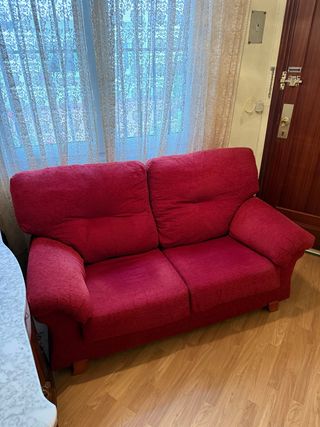 Sofá de tela rojo