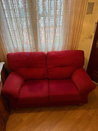 Sofá de tela rojo