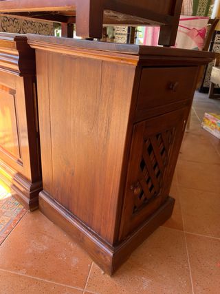 Mesita de noche de madera