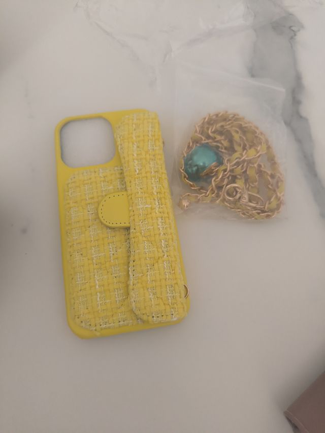 Funda Chanel amarilla con cadena