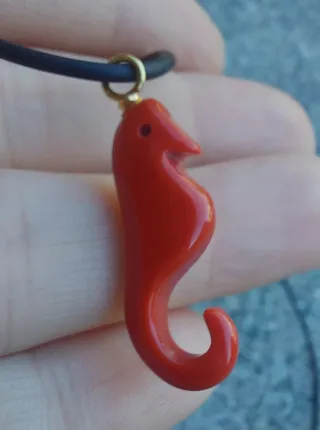 Ciondolo Oro Giallo 750 Cavalluccio Marino Rosso