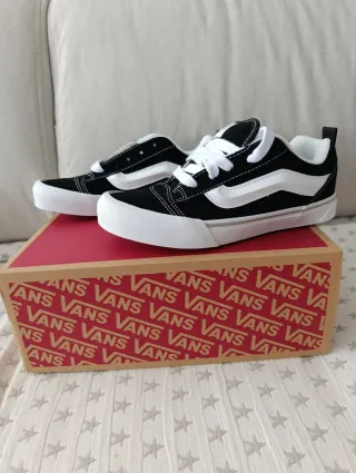 Zapatillas Vans Knu School Negras y Blancas