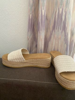 Sandalias Plataforma Beige y Blancas