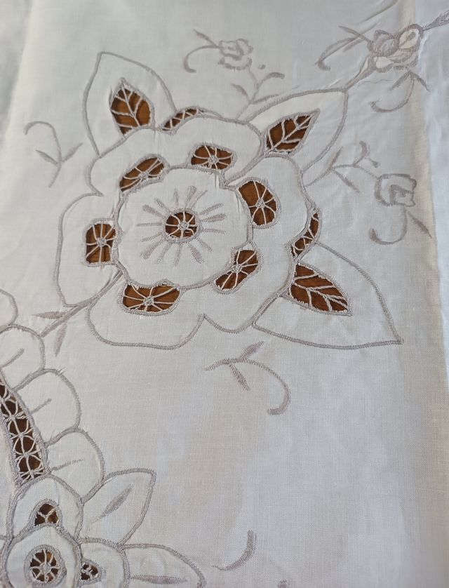 Mantelería antigua marfil y gris bordada