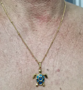 Colgante dorado de tortuga azul