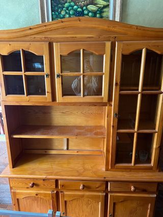 Mueble de madera con vitrina