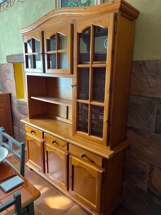 Mueble de madera con vitrina