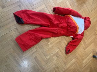 Mono de esquí rojo para niño