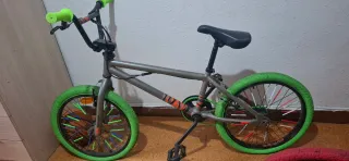 Bicicleta BMX Gris con Ruedas Verdes