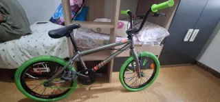 Bicicleta BMX Gris con Ruedas Verdes