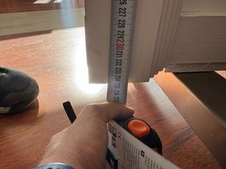 Puerta de calle blanca de madera