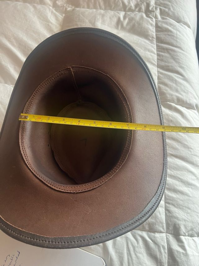 Sombrero de cuero marrón