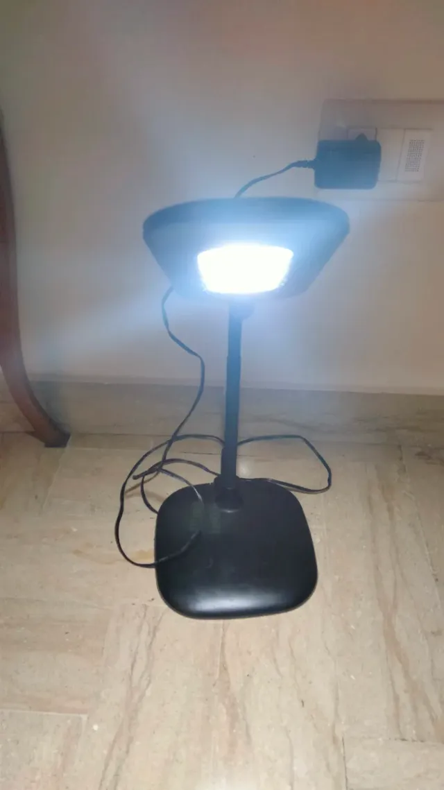 Lampada LED da tavolo Made in France, flessibile.