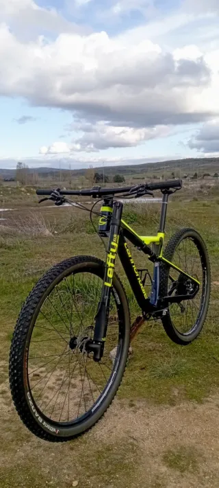 Bicicleta Montaña Cannondale cabono