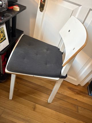 Silla Ikea blanca con cojín negro (tengo dos)