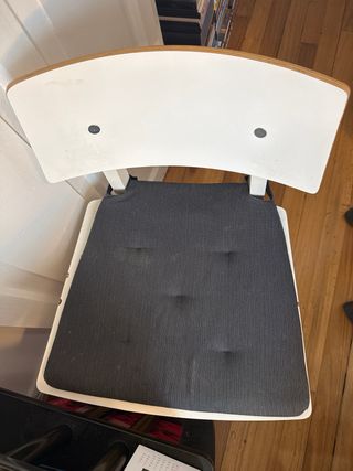 Silla Ikea blanca con cojín negro (tengo dos)