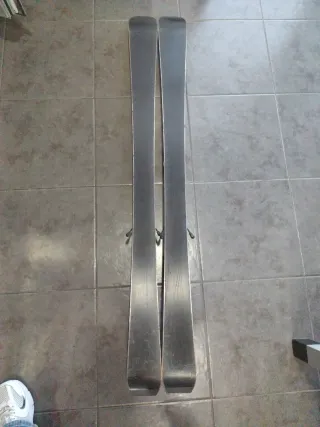 Equipo de esquí: botas, esquís, bastones y casco