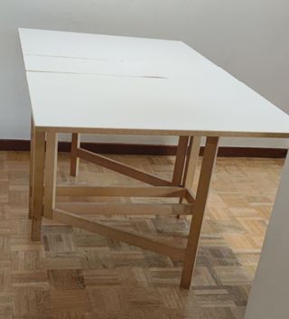 Mesa plegable blanca y madera
