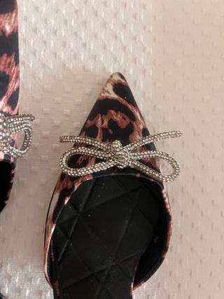 Zapatos tacón estampado animal lazo joya.