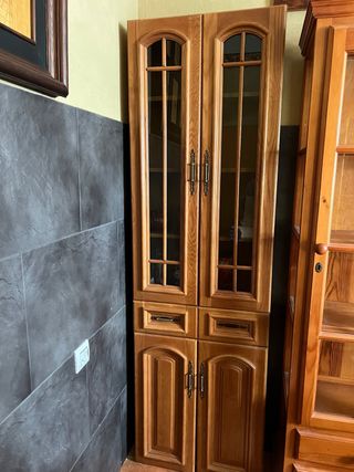 Vitrina de madera con puertas de cristal