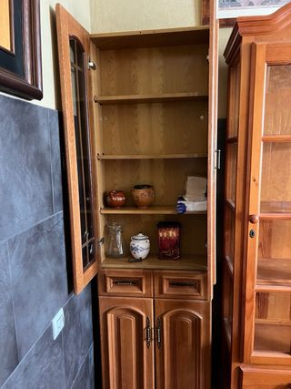 Vitrina de madera con puertas de cristal