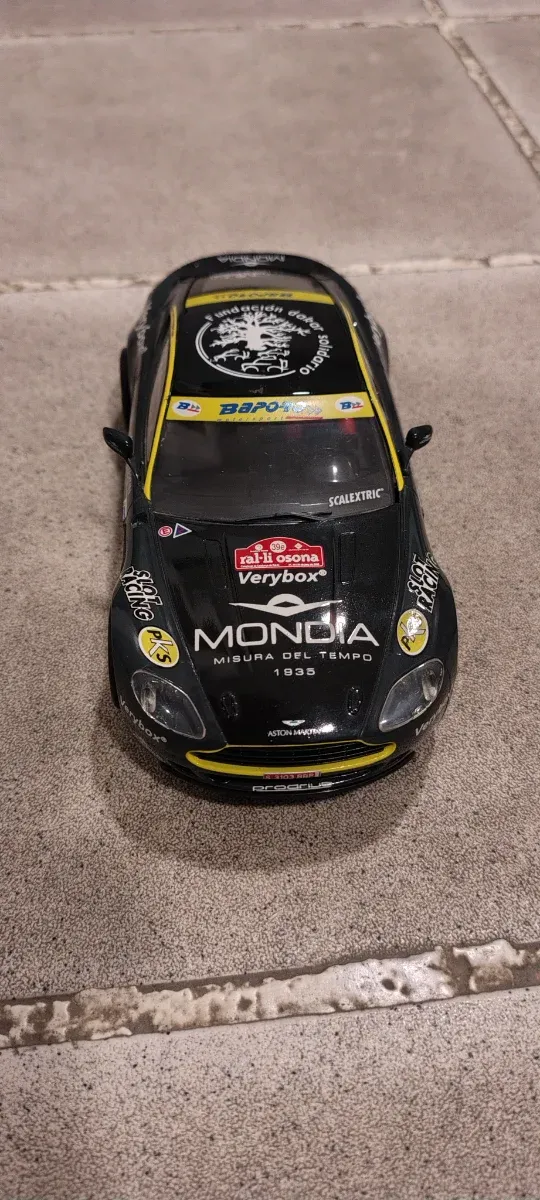 Coche Scalextric Aston Martin Mondia Rally