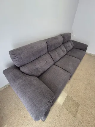 Sofá gris con apertura deslizable