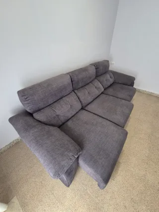 Sofá gris con apertura deslizable