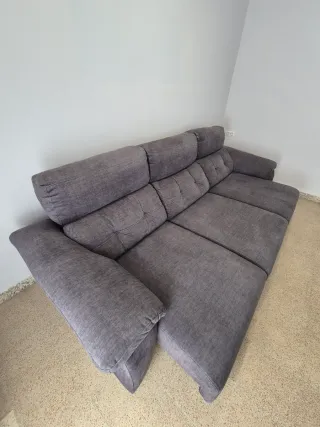 Sofá gris con apertura deslizable