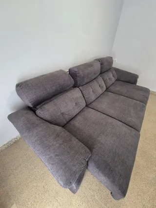 Sofá gris con apertura deslizable